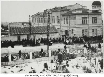 Прикрепленное изображение: евреи на сборном пункте у талмуд-тора, 41.jpg